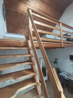 Feljárat a galériára